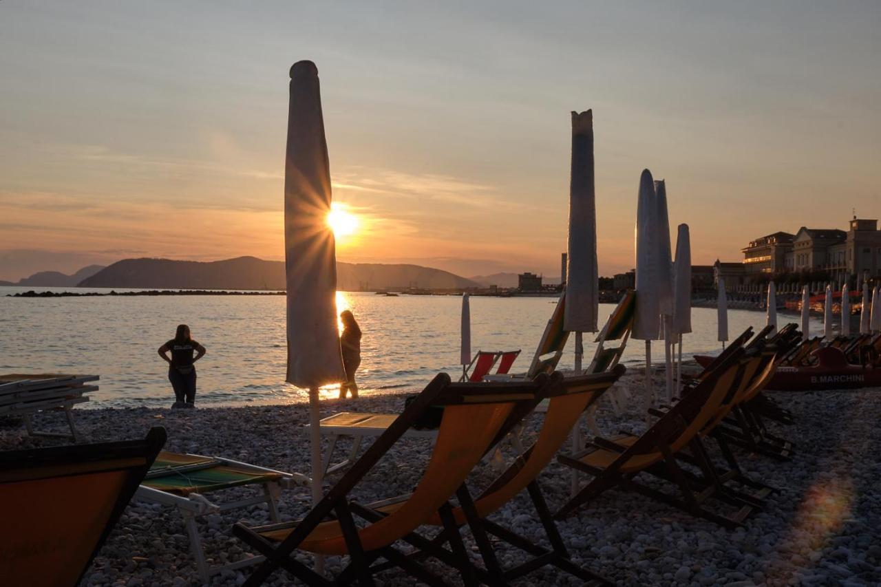 Claudia Nel Cuore Di Forte Dei Marmi Buitenkant foto